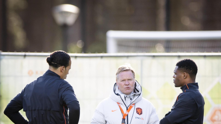 El seleccionador de fútbol de los Países Bajos, Ronald Koeman (centro), habla con Virgil van Dijk (izq.) y Denzel Dumfries (der.) durante una sesión de entrenamiento en Zeist.