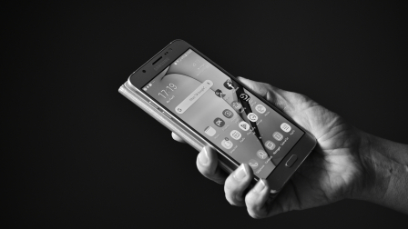 Imagen referencial sobre el uso indebido del teléfono celular.