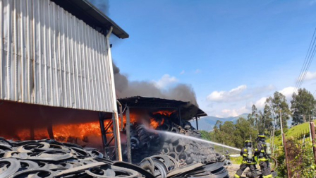 Un incendio estructural se registra en una recicladora en el sector de Palugo, en Quito.