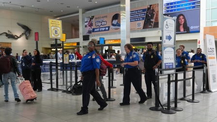 Empleados de la Administración de Seguridad en el Transporte de Estados Unidos salen de un punto de control de seguridad.