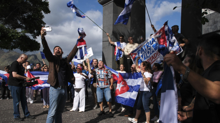 Miembros de la comunidad cubana en Tenerife se manifiestan este domingo en la capital de la isla.