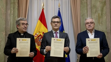 El ministro Félix Bolaños (c), el presidente de la Conferencia Episcopal, Luis Argüello (i), y el presidente de la Conferencia Española de Religiosos, Jesús Díaz Sariego (d), durante la firma.