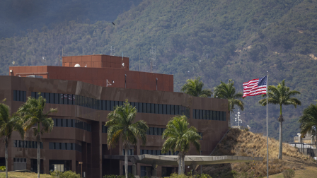 Fotografía de archivo fechada el 14 de marzo de 2026 de la fachada de la sede de la Embajada de Estados Unidos en Caracas (Venezuela).