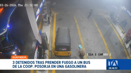 Delincuentes exigían 5 mil dólares para no atentar contra la flota; al no recibir el dinero, prendieron fuego a un bus de la Cooperativa Posorja. El hecho se registró en una gasolinera.