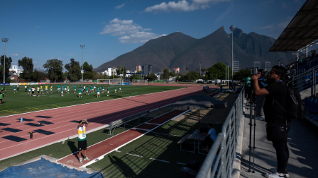 Jugadores de la selección de Bolivia participan en un entrenamiento este lunes, en Monterrey (México). Bolivia enfrentará mañana a Irak en su partido más importante en los últimos 30 años, que de ganar lo pondrá en la Copa Mundial de Fútbol del próximo verano.