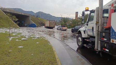 Un fuerte aguacero ocasionó inundaciones en la Ruta Viva, este lunes 30 de marzo.