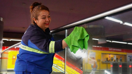 Una trabajadora realiza una limpieza de las estaciones del Metro de Quito.