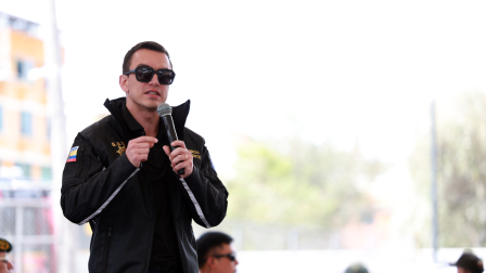 El presidente Daniel Noboa durante la ceremonia de entrega de patrulleros en Quito.