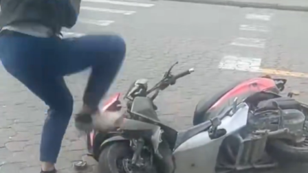 Motociclista pierde el control en operativo y destruye su propia motocicleta