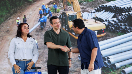 El presidente Daniel Noboa durante la entrega de maquinaria en Machala.