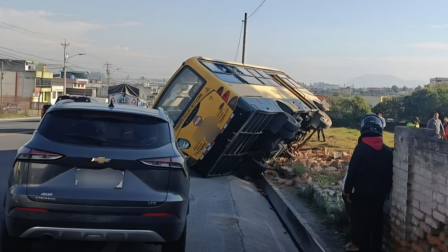 Un bus se volcó en el sector de Cunchibamba, en Ambato.