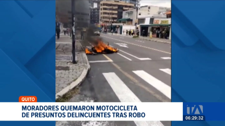 Moradores y comerciantes del norte de Quito reaccionaron ante un robo quemando la moto de los delincuentes. Un reportaje de Nathalie Jiménez