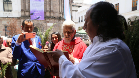 Cientos de feligreses acudieron a la Iglesia de San Francisco y la Capilla de la Catedral, para celebrar el domingo de Ramos.