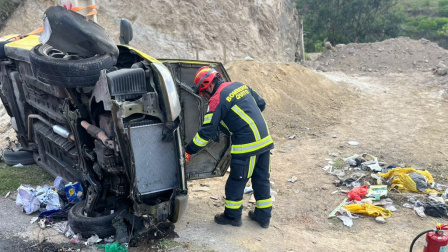 Un taxi se volcó en la Simón Bolívar a la altura de Gualo.