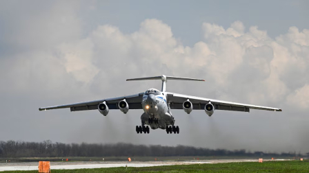 Un avión ruso se entrelló con 23 pasajeros y siete tripulantes a bordo.