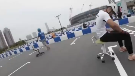 Carrera de sillas de oficina se consolida como deporte en Japón con circuitos de 200 metros.