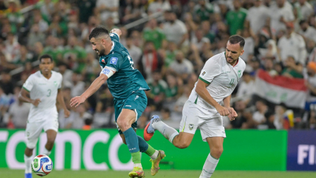 Aymen Hussein (i) de Irak disputa el balón con Luis Haquim de Bolivia este martes, en un partido de repechaje para la Copa Mundial 2026 entre Irak y Bolivia en el estadio BBVA en Guadalupe (México).