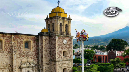 En México hay muchas tradiciones que aún se practican y se saborean. En Veracruz, el ancestral ritual de los Voladores de Papantla sigue desafiando al vacío, mientras que en Puebla el aroma del Mole poblano y la delicadeza de la Talavera poblana mantienen viva una herencia centenaria. Este recorrido nos acerca al alma de la cultura mexicana.