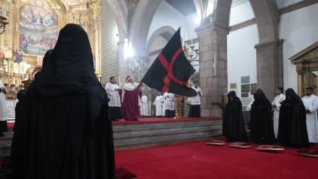 La ceremonio del Arrastre de Caudas se llevó a cabo en la Catedral de Quito.