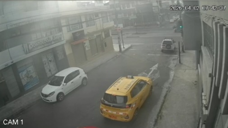 Las cámaras de seguridad captaron el momento en que el bus impacta contra la motocicleta, en la av. Mariscal Sucre.