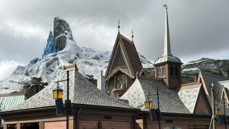Vista de los tejados y decorados del reino de  Arendelle, del mundo de Frozen en el 'Disney Adventure World'.