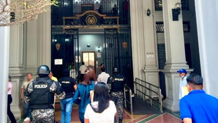 Momento en que la Fiscalía allana las oficinas del Municipio de Guayaquil, dentro de una investigación por presunta falsificación de documentos.