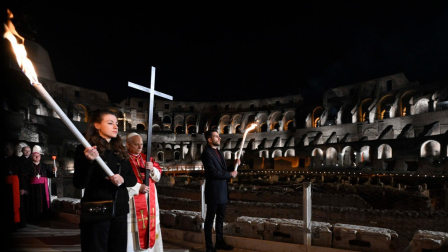 El Papa León XIV cargó la cruz durante las 14 estaciones del Viacrucis celebrado en el Coliseo de Roma.