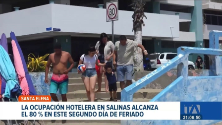 Turistas locales continúan llegando a Santa Elena. La masiva afluencia de visitantes reactiva la economía local tras semanas de incertidumbre. Un reportaje de Ricardo Cruzatty
