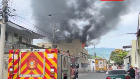 Un incendio afectó una vivienda de tres plantas en Mapasingue Este, en Guayaquil.