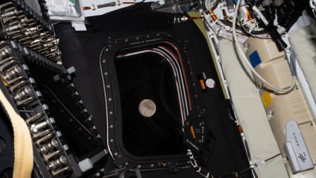 Imagen difundida por la NASA que muestra una vista de la Luna antes del sexto día de vuelo de la misión de Artemis II