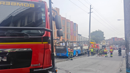 Personal del Cuerpo de Bomberos atendió la emergencia en el sur de Quito el pasado jueves 2 de abril, en Quito.