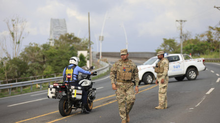 Agentes cierran el acceso vehicular al puente de las Américas debido a un incendio de camiones cisternas.