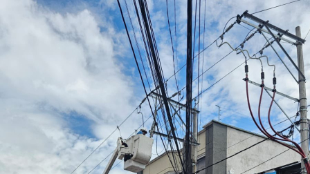 Personal de la Empresa Eléctrica Quito trabaja en la reparación de un generador en Conocoto.