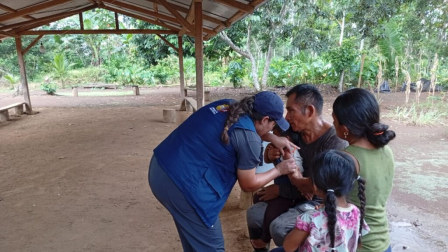 Personal del Ministerio de Salud coloca una vacuna a niños en Taisha, Morona Santiago.