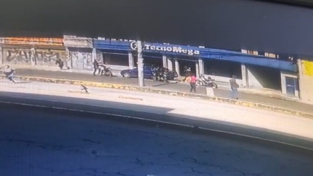 Cámaras captaron el intento de robo a local comercial, en el sector de la Villaflora, en el sur de Quito.