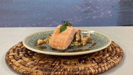 Este martes 7 de abril del 2026 preparamos salmón confitado a la vainilla con hongos, junto al chef Felipe Campana.
