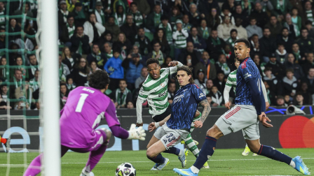 El jugador del Sporting Geny Catamo (2-i) en acción contra los jugadores del Arsenal David Raya, Riccardo Calafiori y Gabriel Magalhaes (d) durante el partido de fútbol de ida de los cuartos de final de la Liga de Campeones de la UEFA entre el Sporting CP y el Arsenal FC en el estadio José Alvalade de Lisboa