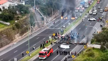 Moradores del sector cerraron la vía Quito Papallacta este miércoles 8 de abril del 2026.