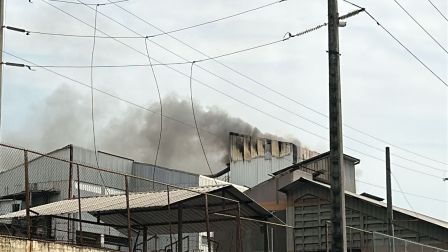 Una amplia nube de humo se levantó debido a un incendio estructural en una fábrica de café en Guayaquil.
