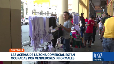 La falta de regulación y una economía estancada han provocado que el comercio informal aumente en las calles del centro de Guayaquil. Un reportaje de Camila Guevara