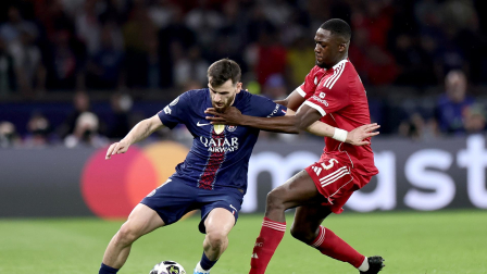 PARIS (France), 08/04/2026.- KKhvicha Kvaratskhelia (izq.) del PSG en acción contra Ibrahima Konate del Liverpool durante el partido de ida de los cuartos de final de la Liga de Campeones de la UEFA entre el Paris Saint-Germain FC y el Liverpool FC en París, Francia, el 8 de abril de 2026.