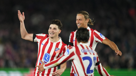 El delantero del Atlético de Madrid, Julián Álvarez (i), celebra con sus compañeros el primer gol del equipo rojiblanco por cuartos de final de la Liga de Campeones.