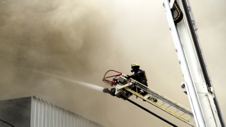 El Cuerpo de Bomberos lucha contra un fuerte incendio que se reportó en una fábrica de café, ubicada en el norte de Guayaquil.