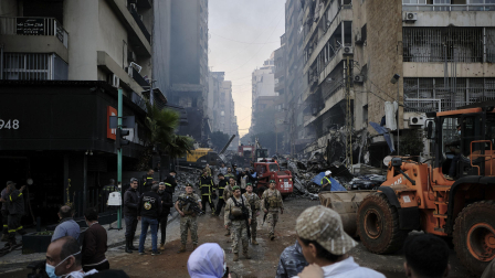 Equipos de rescate trabajan el barrio beirutí de Mazraa, en uno de los múltiples bombardeos israelíes.