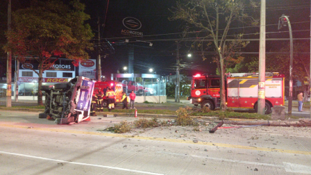 Un patrullero de la Policía Nacional se volcó en la intersección de la av. Amazonas y El Inca.