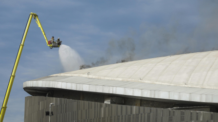 Bomberos apagan un incendio en el Velódromo del Parque Olímpico este miércoles, en Río de Janeiro (Brasil).
