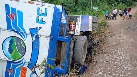 Camión cargado de combustible volcó junto al río Cócola en Quinindé