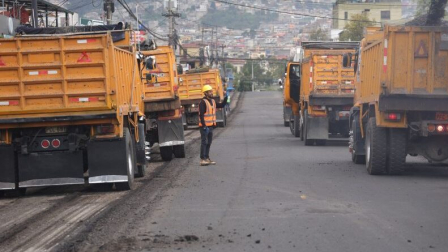Se retoman las obras de asfaltado en Quito luego de más de un mes de paralización.