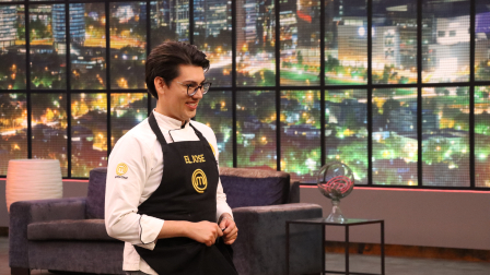 El Jose frente al jurado en el último reto de eliminación de MasterChef Celebrity Ecuador.