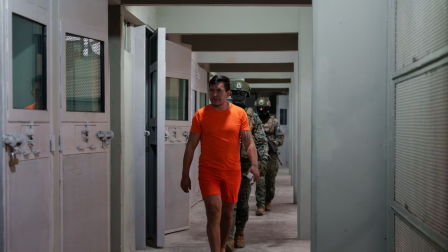 José Arroyo, alcalde de Pujilí, durante su trasladó a la cárcel de máxima seguridad, La Roca, en Guayaquil.